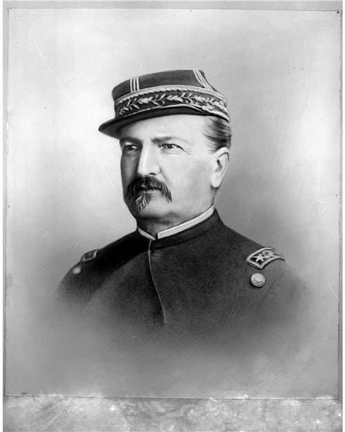 El general Manuel Baquedano, comandante en jefe del Ejército de Chile durante la Guerra del Pacífico. Fotografía histórica, hacia 1880.