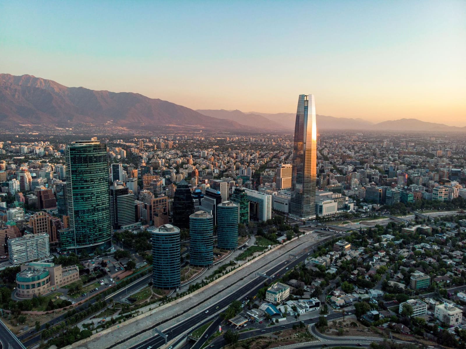 Infraestructura, minería, energía y mercado financiero forman parte de los sectores que Chile busca presentar ante los inversionistas internacionales.