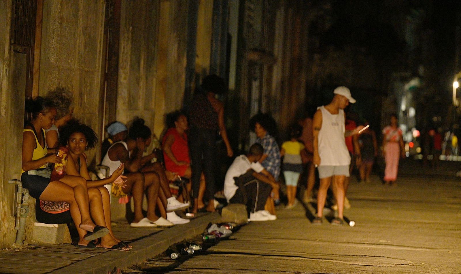 A oscuras, millones de cubanos soportan una crisis energética que se ha convertido en símbolo del deterioro de la vida cotidiana bajo el régimen comunista.