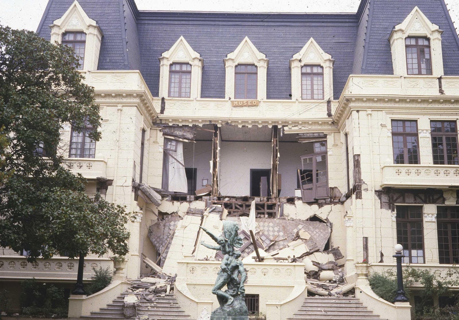 El Palacio Carrasco ha sufrido graves daños a raíz de distintos terremotos. El sismo de 2010 volvió a afectar la estructura del Monumento Histórico y obligó a cerrar el inmueble