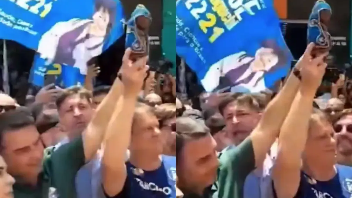 Flávio Bolsonaro sostiene una representación de Nuestra Señora de Aparecida durante un acto de campaña en São Paulo, después de que circulara una falsa acusación sobre su supuesta intención de retirar a la Virgen el título de patrona de Brasil