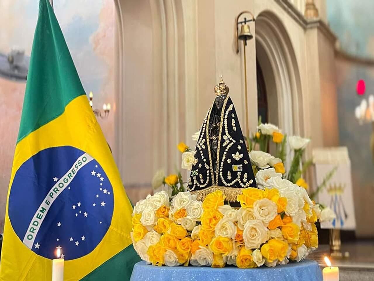 La devoción a Nuestra Señora de Aparecida está profundamente vinculada a la identidad religiosa y cultural de Brasil.
