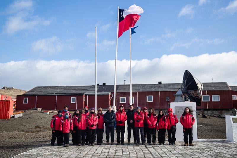 La presencia científica y logística de Chile en la Antártica constituye una dimensión fundamental de su proyección austral y de su política de Estado en el continente blanco.